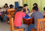Voluntarios apoyan semanalmente a estudiantes de "Aprendiendo en casa"