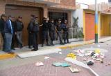 Trqbajadores llegaron hasta vivienda de alcalde para protestar arrojando basura.