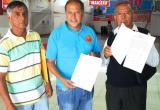 Siderúrgicos entregando el memorial de respaldo al candidato de El Maicito, Aturo Torres Calderón.