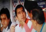 El candidato Juan Carlos Morillo fue sorpresivamente besado por una mujer, durante una conferencia de prensa.