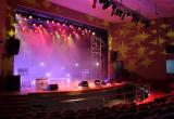 Este en el moderno escenario del Centro Cultural de la UNS, que próximamente será inaugurado.
