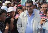 El presidente regional de Áncash, César Alvarez, improvisó un mitín en el frontis de la sede del Ministerio Público. Dijo someterse a todo lo que las autoridades judiciales dispongan.(Foto: Milton Palpa)
