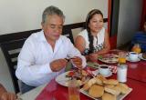 Candidato por APP; Ricardo Narváez, desayunó muy temprano en la ciudad de Chimbote. (Foto Lindberg Cruzado)
