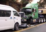 Un niño perdió la vida en choque de combi con tráiler.