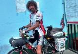 Ciclista y médico veterinario llegó al distrito sureño para fomentar la creación de refugio para animales.