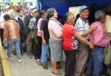 Largas colas en la plaza de Chimbote para vacunarse contra la influenza.