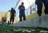 Colillas de cigarro, bolsas de terokal y vidrios fueron hallados en el césped artificial