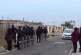Policias rodean zona para poder desalojar a invasores.