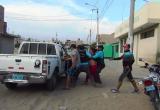 Instantes en que son detenidos presuntos vendedores en el asentamiento humano Villa Hermosa. Foto: cortesía serenazgo
