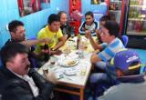 Aunque quisieron negarlo los efectivos de la Policía Judicial fueron sorprendidos por la prensa libando licor en un restaurante. Ellos utilizaron la camioneta de la institución para trasladarse. (Foto: Lindberg Cruzado)