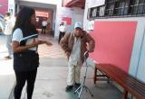 El señor Manuel Castro fue el primero en emitir su voto en el colegio N° 88001. (Foto Lindberg Cruzado)