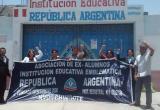Los exalumnos del colegio "Argentino" protestaron y exigieron el reinicio de los trabajos de reconstrucción del plantel.