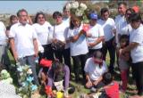 Emotivos momentos en tumba de Ezequiel Nolasco, entre amigos y familiares.