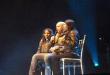 Dos jóvenes invidentes en el escenario con el gran Gianmarco.