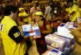 Congresista Heriberto Benitez distribuyendo artefactos eléctricos en su campaña.