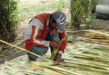 Alejandro Alegre, artesano que trabaja el junco y la totora que crece en los Pantanos de Villa María.