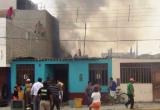 Los vecinos de asentamiento humano California intentaron apoyar para evitar que el fuego llegue a otras viviendas.