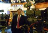 Periodista Italo Jiménez en visita a un medio internacional.