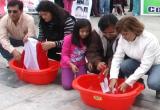 Lavado de banderas en Chimbote. En la foto, vemos al ex consejero regional Nolasco.