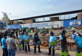 Agentes de serenazgo y Plocía Nacional participaron en desalojo, ante resistencia de comerciantes.