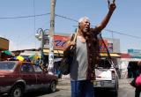 Actor Américo Zúñiga personificando a Moncada y caminando por las calles de Chimbote.