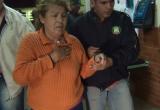Irma Vargas Meléndez asustada tras impacto de bala en su chompa.