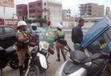 Dos agentes femeninas de la Policía de Tránsito fueron atacadas por los familiares de un mototaxista.