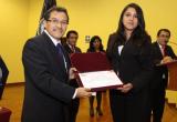 Lucero Tatiana Velázquez Paz recibió diploma como ganadora del concurso.