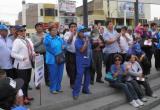 Los trabajadores de Essalud realizaron hoy un protesta por las principales calles de Chimbote.