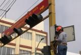 Personal de la municipalidad provincial y de la empresa responsable de su instalación realizan reparación y mantenimiento de semáforos.