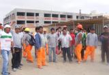 Operarios de obra en la UNS protestaron porque la constructora no le cancela sus sueldos.