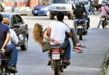 Momentos en que la ex reina de belleza, Génesis Carmona, herida de muerte, es trasladada por dos amigos hasta un hospital. Las primeras investigaciones dan cuenta que colectivos chavistas le dispararon durante las protestas. (Foto Internet)