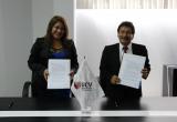 Directores de la UCV-Chmbote y UGEL-Santa en la firma del convenio