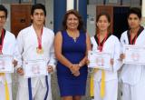 Estudiantes y deportistas junto a la Directora General de UCV en Chimbote.
