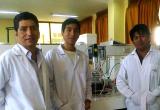 Destacados alumnos de Ingeniería Industrial de la UNS junto a su asesor.
