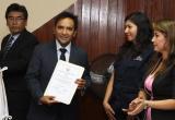 El electo alcalde de Nuevo Chimbote Valentín Fernandez Bazán, recibiendo su credencial expedida por el JNE.