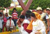 Jóvenes del colegio Cervelló representaron Vía Crucis.