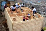 Voluntarios apoyan construcción de viviendas para familias pobres.