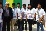 Voluntarios de la Felinch 2014 junto al escrito Oswaldo Reynoso.