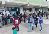 Voluntarios de Transparencia en el colegio José Abelardo Quiñones en Nuevo Chimbote.