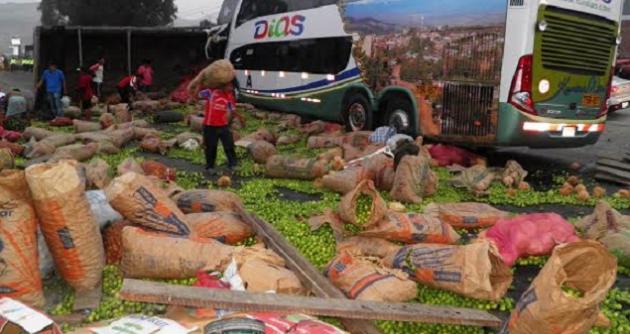 La colisión entre un camión de carga pesada y un bus interprovincial ocasionó la muerte de tres personas, esta mañana frente al Vivero Forestal (Fotos: Lindberg Cruzado)