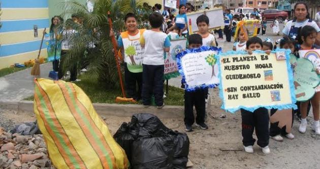 Los pequeños del colegio inicial Mundo de Niños protestaron hoy por la acumulación de basura en su plantel.