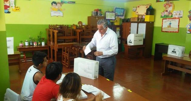 Alcalde de Chimbote, Julio Cortez, emitiendo su voto. (Foto Milton Palpa)