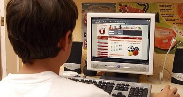 Los pedófilos casi siempre usan el chat y redes sociales como Facebook para captar a los menores.