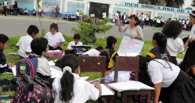 Hay que insistir entonces en la aplicación del Proyecto Educativo Nacional en un programa integral de largo plazo.