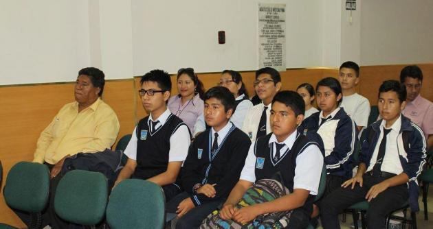 Mario Pedreros, del colegio de San Jacinto, junto a su profesor Alberto Malabrigo.