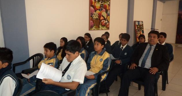 Periodistas escolares de la IEP Señor de la Vida, junto a su profesor Luis Martínez Estrada