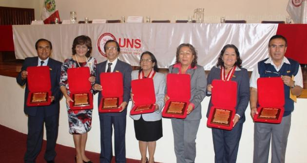 Rectora de la UNS, América Odar, junto a docentes que recibieron distinciones.