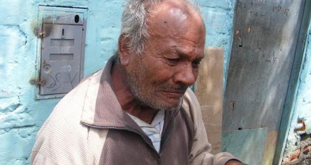 Don Víctor Vivanco lleva 15 años abandonado en su humilde vivienda de la urb. Bellamar.