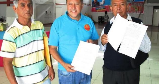 Siderúrgicos entregando el memorial de respaldo al candidato de El Maicito, Aturo Torres Calderón.